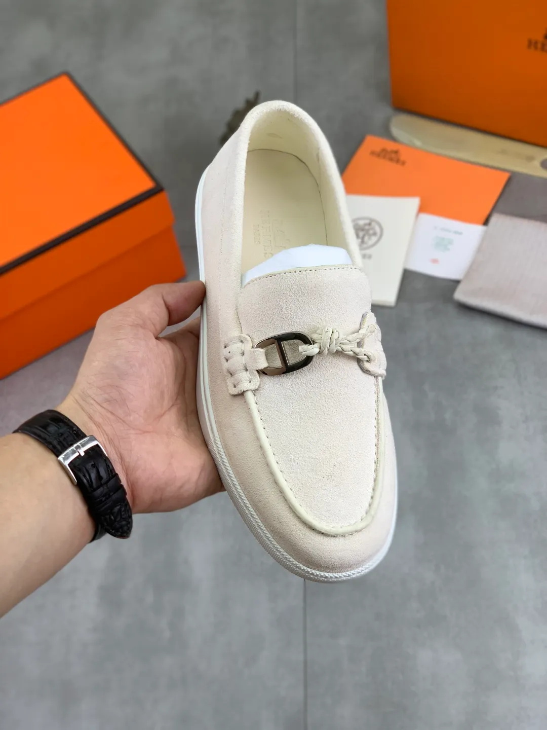 Factory price P600, new model, top version, original order, Hermes men's Drift Sneaker, new summer casual sports shoes, original purchase, development, production, H family men's classic series, technical breathable fabrics with cowhide, casual sports shoes, casual sports dad shoes, combined with high-tech breathable materials and cowhide, H family exclusive button decoration on the side. The outsole is full of H italic design and bright colors to show vitality and continue the brand design inspiration. Stroll around the city lightly and feel free and comfortable. Delivered in exquisite packaging🛍📦 ▪️Fabric: original customized breathable material + first layer of frosted cowhide ▪️Inner: cowhide feet ▪️Outsole: molded and evacuated PU+TPU material ▪️Size: 35-45 Multiple colors available Premium packaging